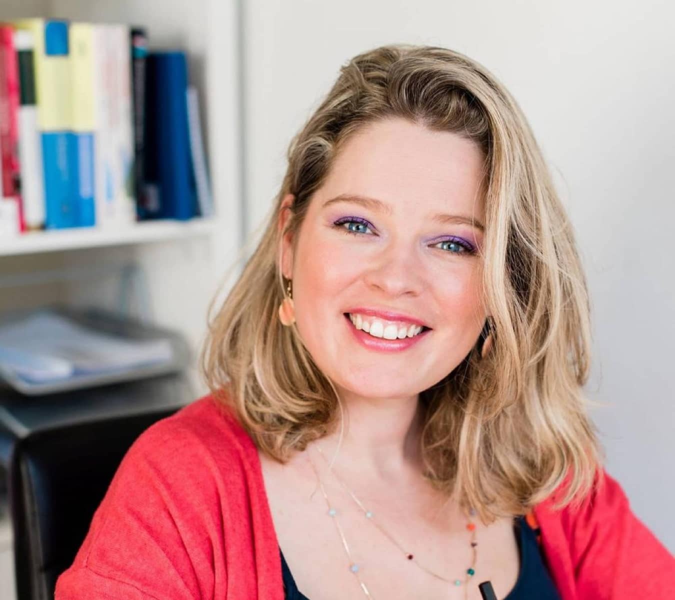 Sandra lacht in de camera