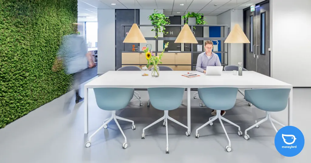 Iemand werkt aan een tafel