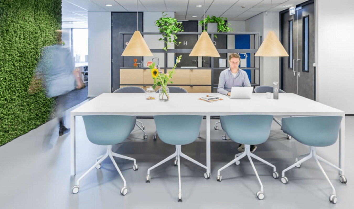 Iemand werkt aan tafel op kantoor