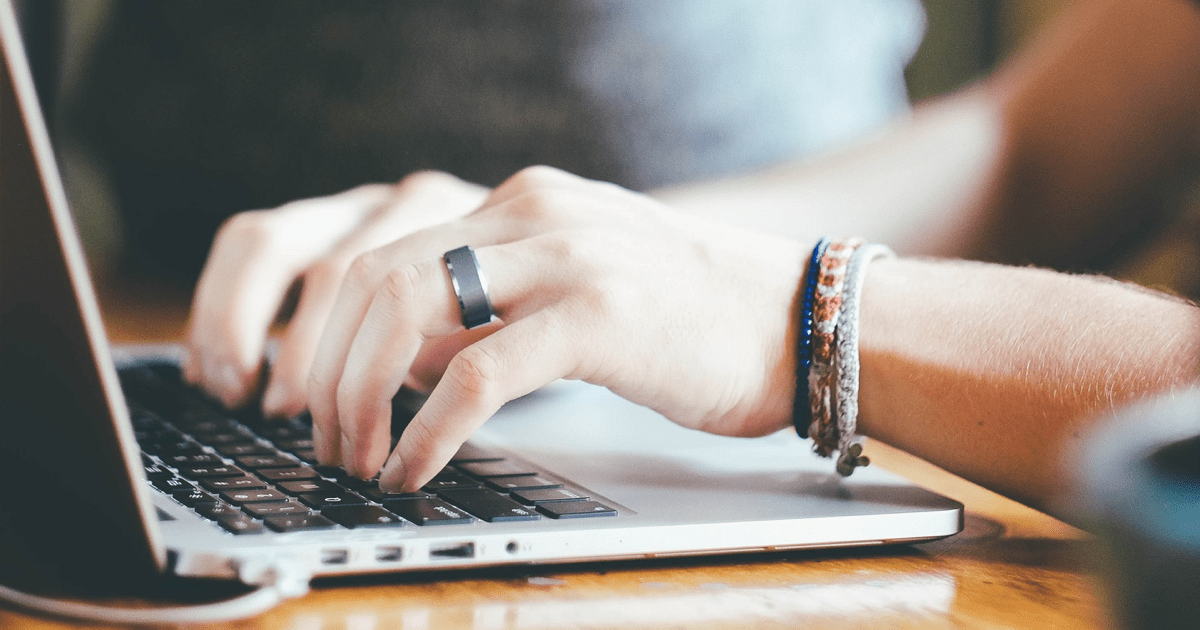 Handen werken op de laptop