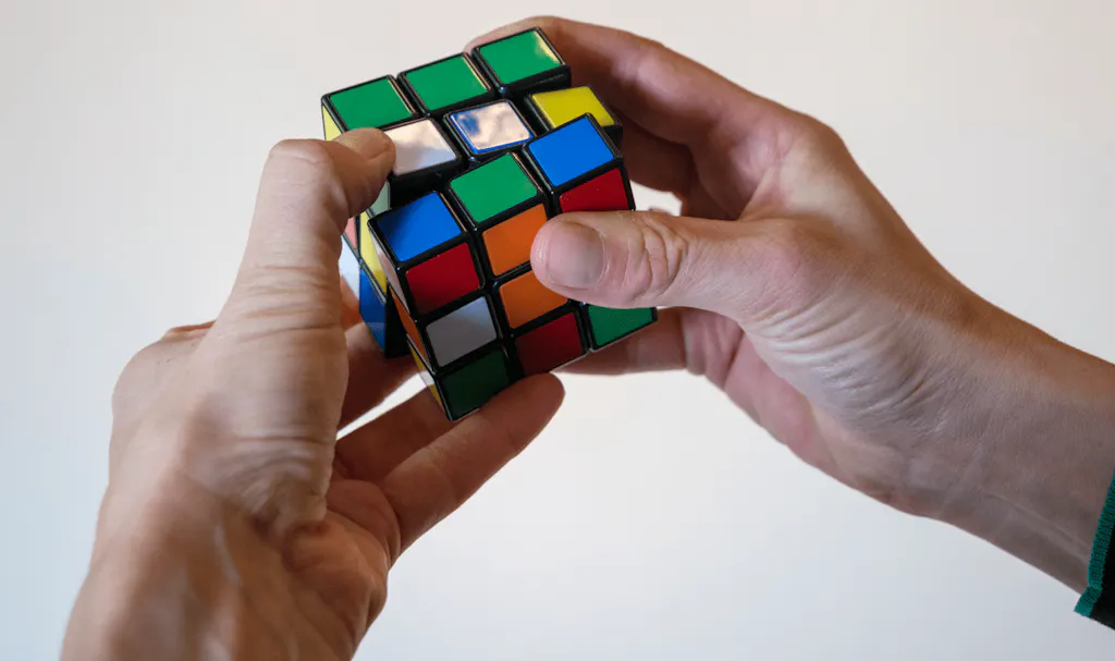Iemand probeert de rubik's-cube