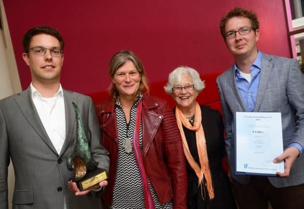 De prijs in ontvangst genomen