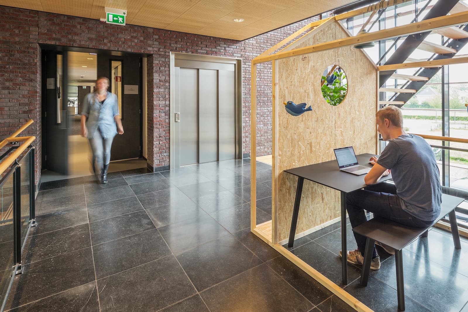 Iemand werkt op de gang bij het Moneybird kantoor