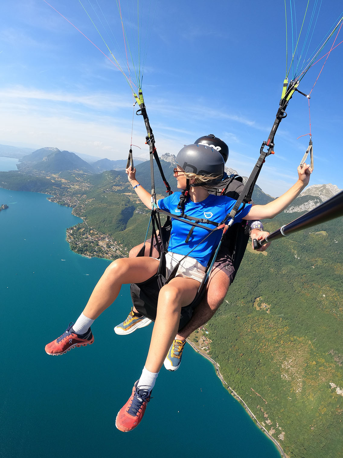Collega Ellen aan het paragliden in Frankrijk