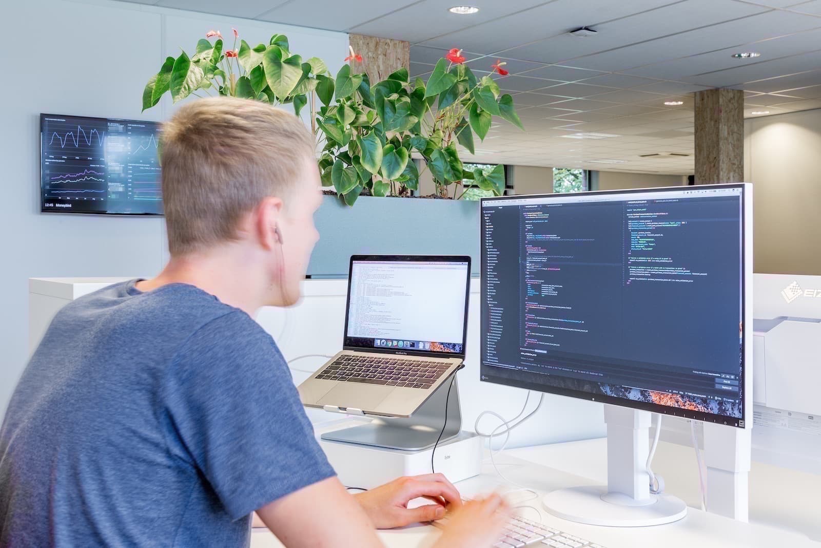 Collega aan het werk bij Moneybird