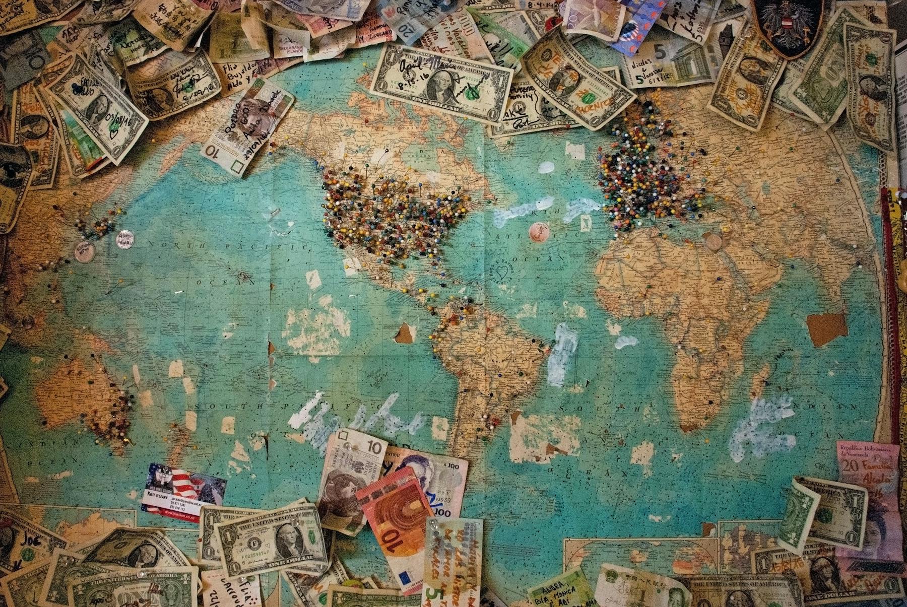 carte du monde avec argent de l'étranger
