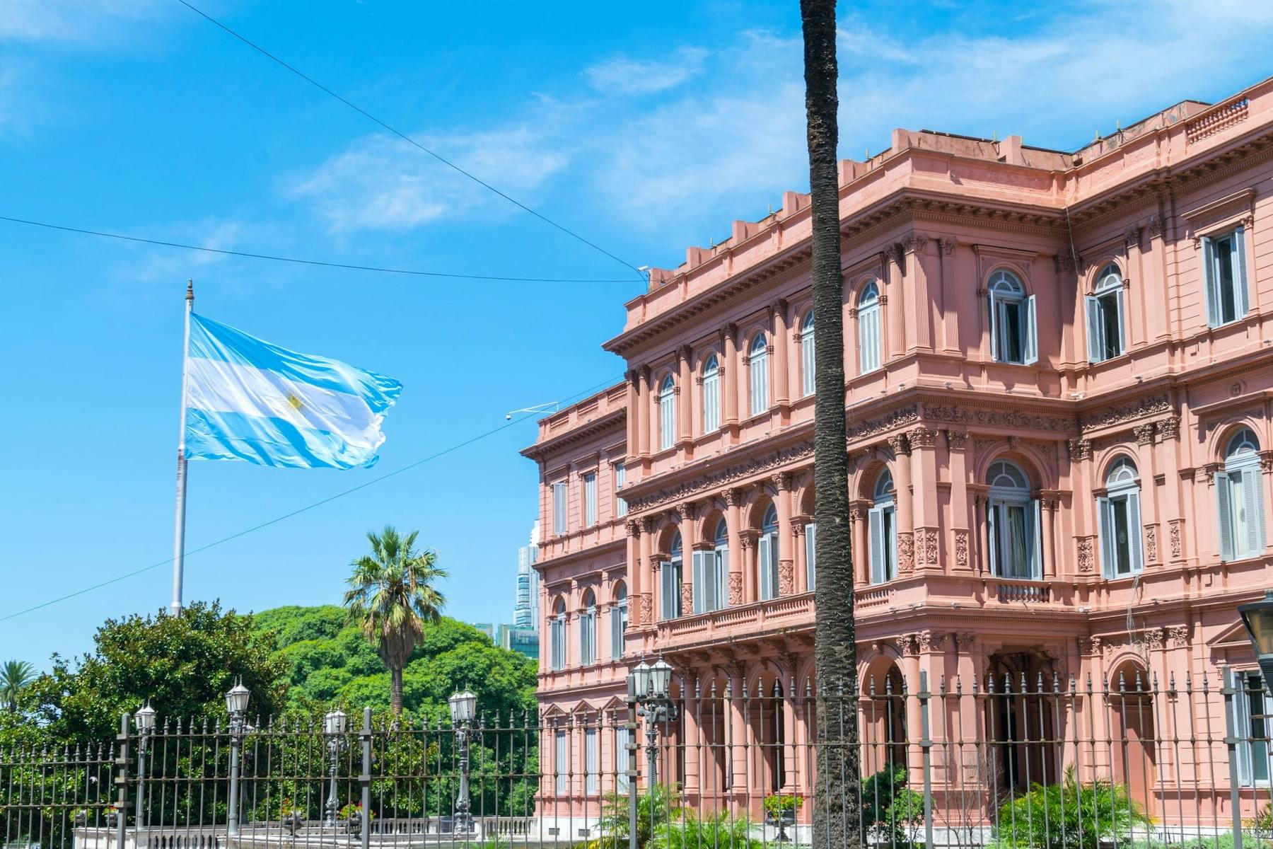 Bandeira da Argentina hasteada ao lado da Casa Rosada em Buenos Aires