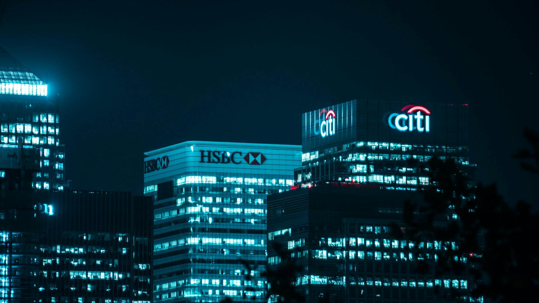 Vista aérea noturna dos prédios dos bancos HSBC e Citi Bank
