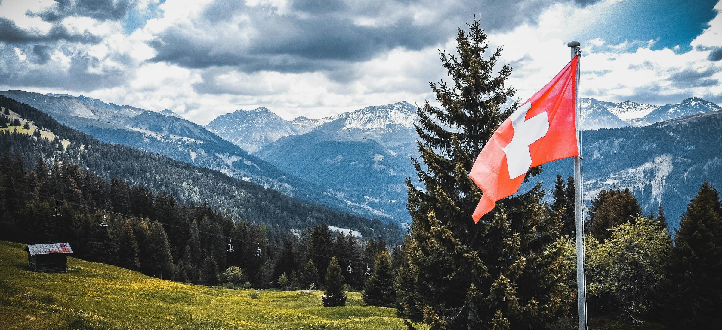 İsviçre bayrağı ve Alpler