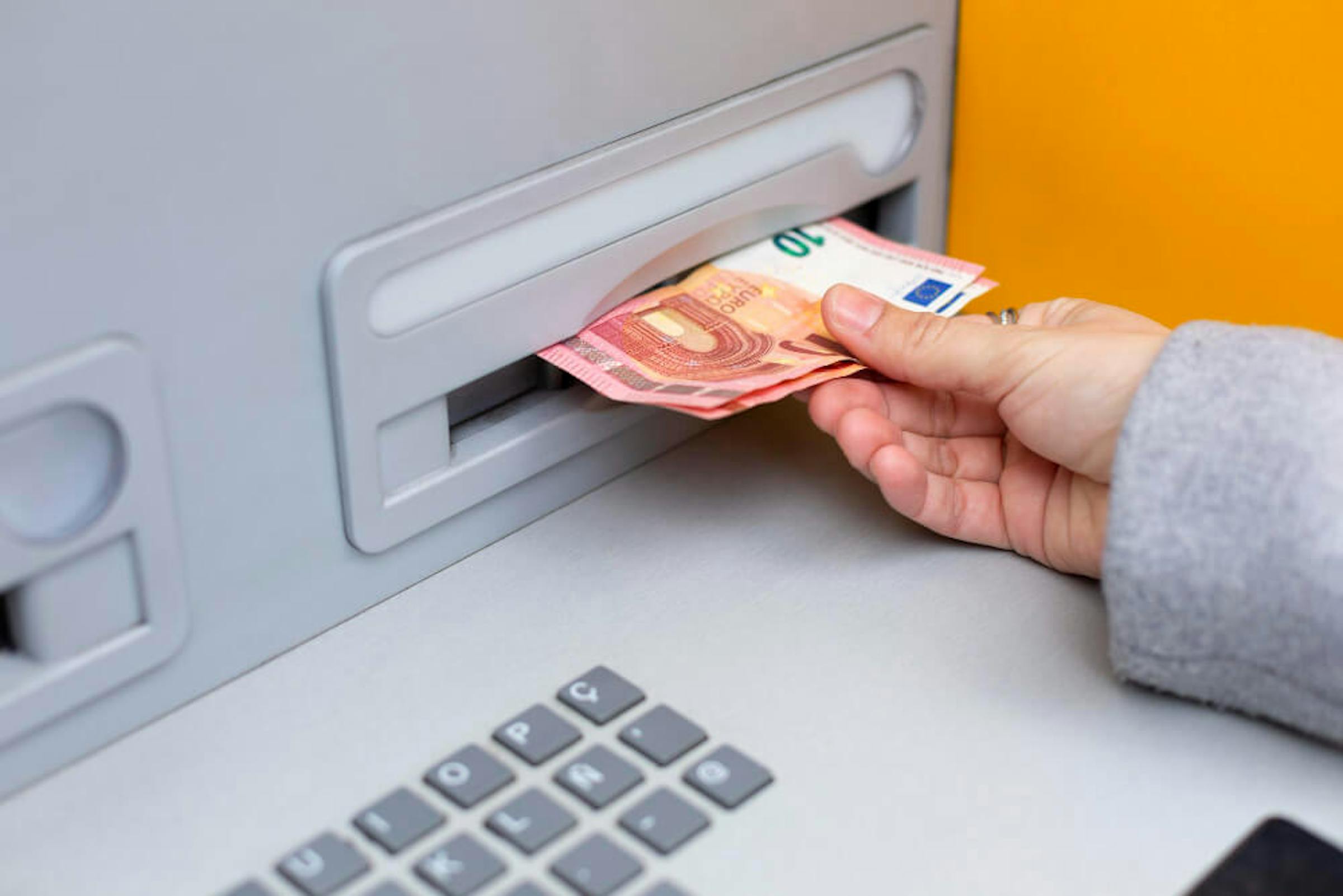 Jak i gdzie można wypłacić euro z bankomatu w 2023 roku?