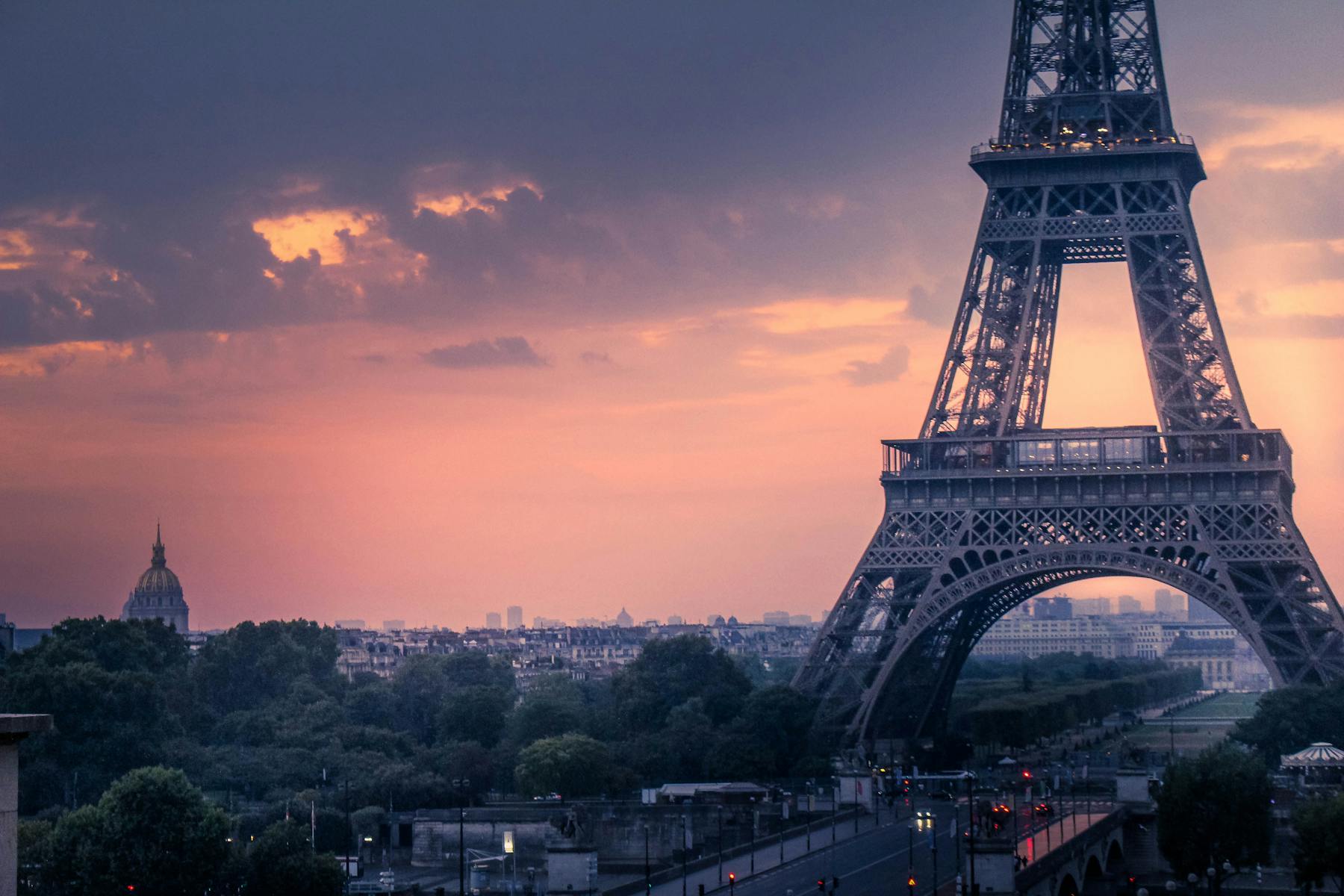 Vue de la Tour Eiffel et du Sacré Cœur à Paris, France