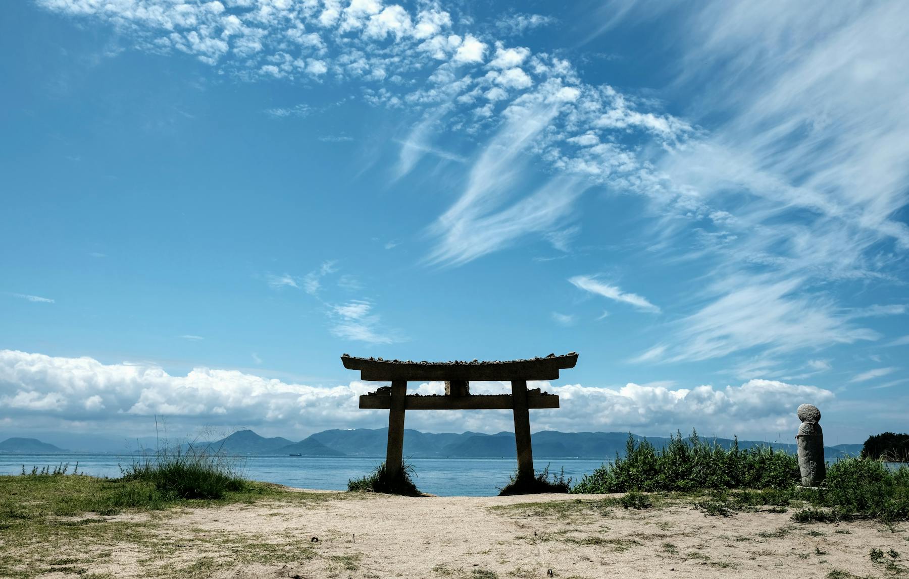 Torii au Japon près de l'océan et des îles