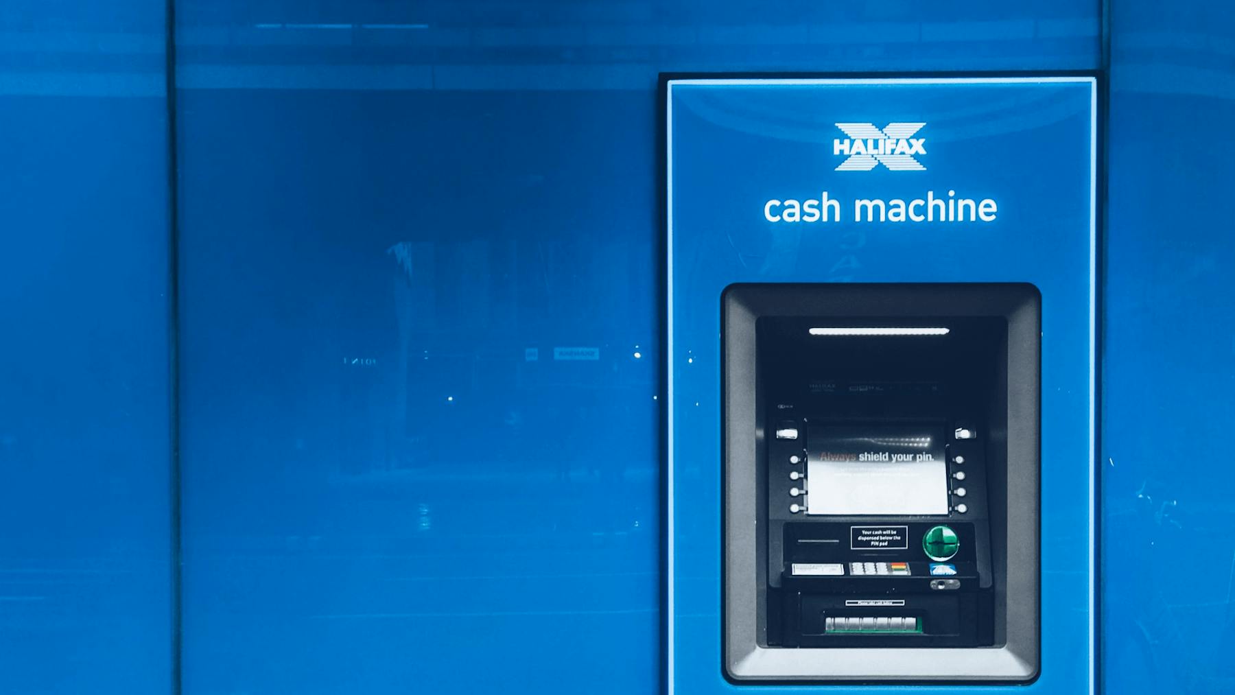 Wypłata pieniędzy z bankomatu w UK