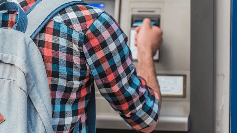 Wypłata z bankomatu za granicą — ile kosztuje i jak nie
