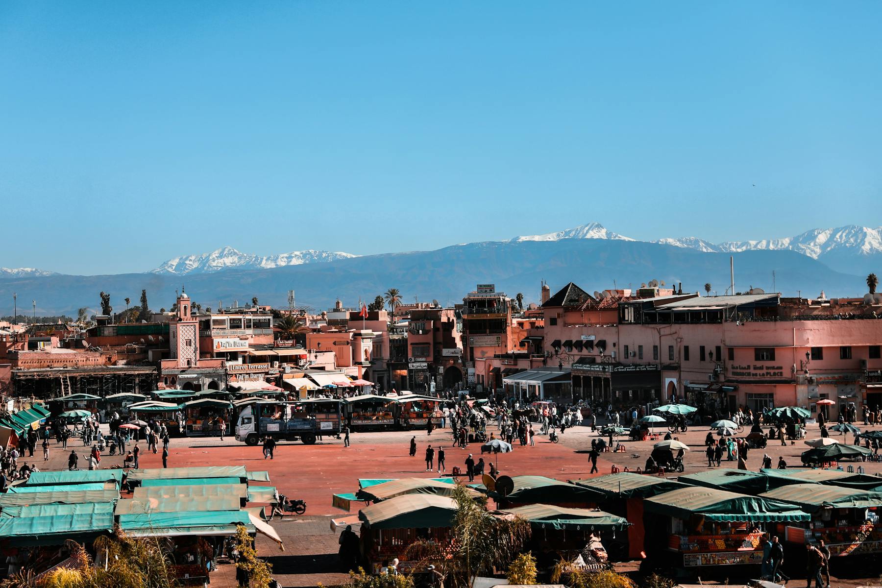 Medina à Marrakech au Maroc, avec vue sur monts Atlas