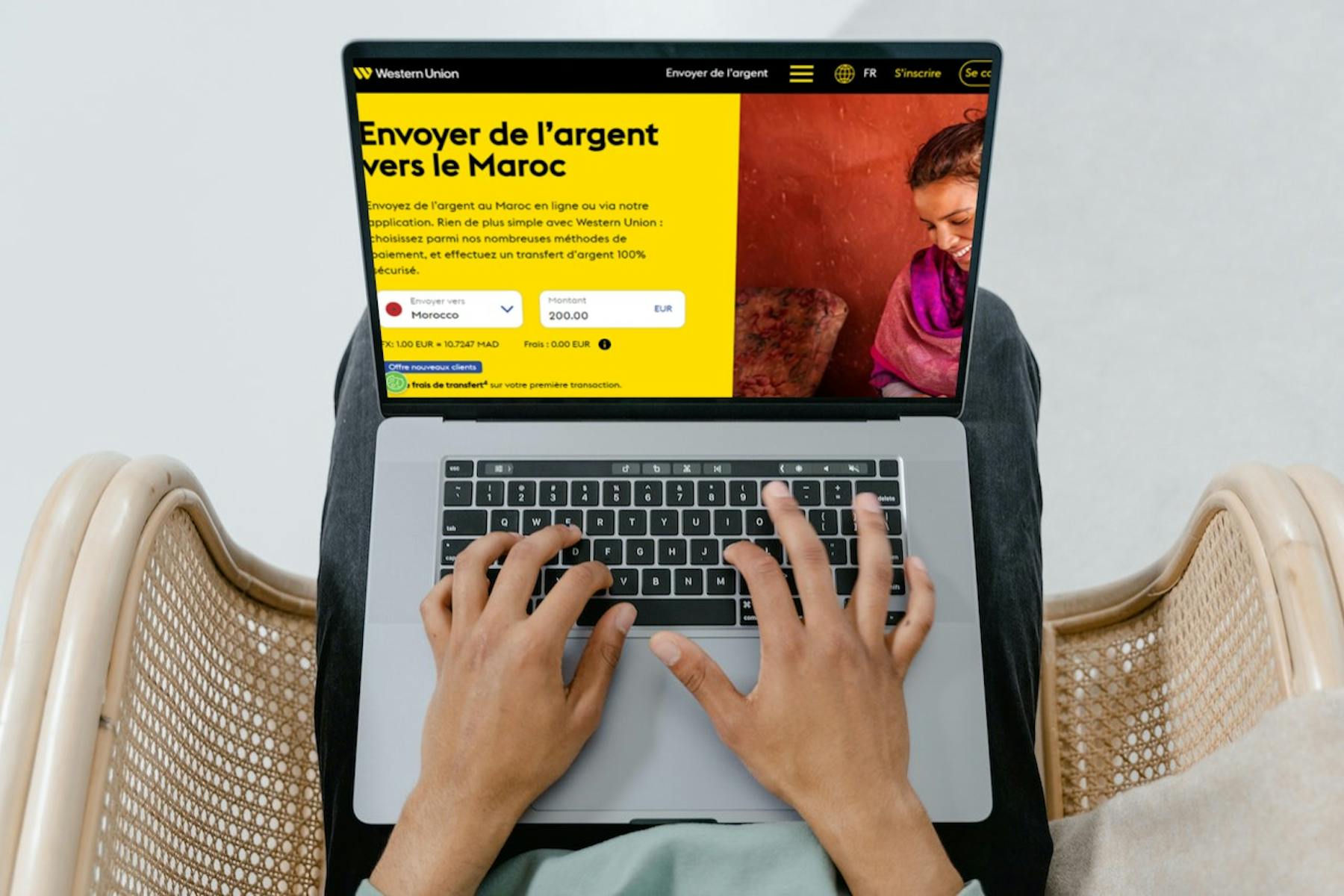 Personne utilisant le site Western Union pour envoyer de l'argent vers le Maroc