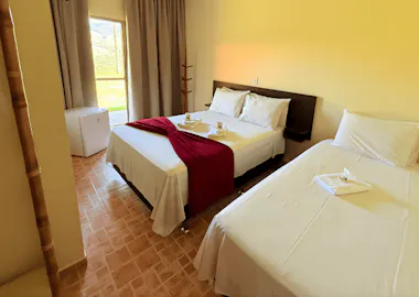 Suíte Essência - Um espaço funcional e perfeito para quem busca conforto essencial em meio à natureza da Montinni. Esta categoria tem opções de quartos duplos, triplos e quadruplos.