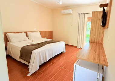 Suíte Harmonia - Ideal para quem busca mais bem-estar térmico e uma experiência ainda mais aconchegante durante a estadia na Montinni. Esta categoria tem opções de quartos duplos e triplos.