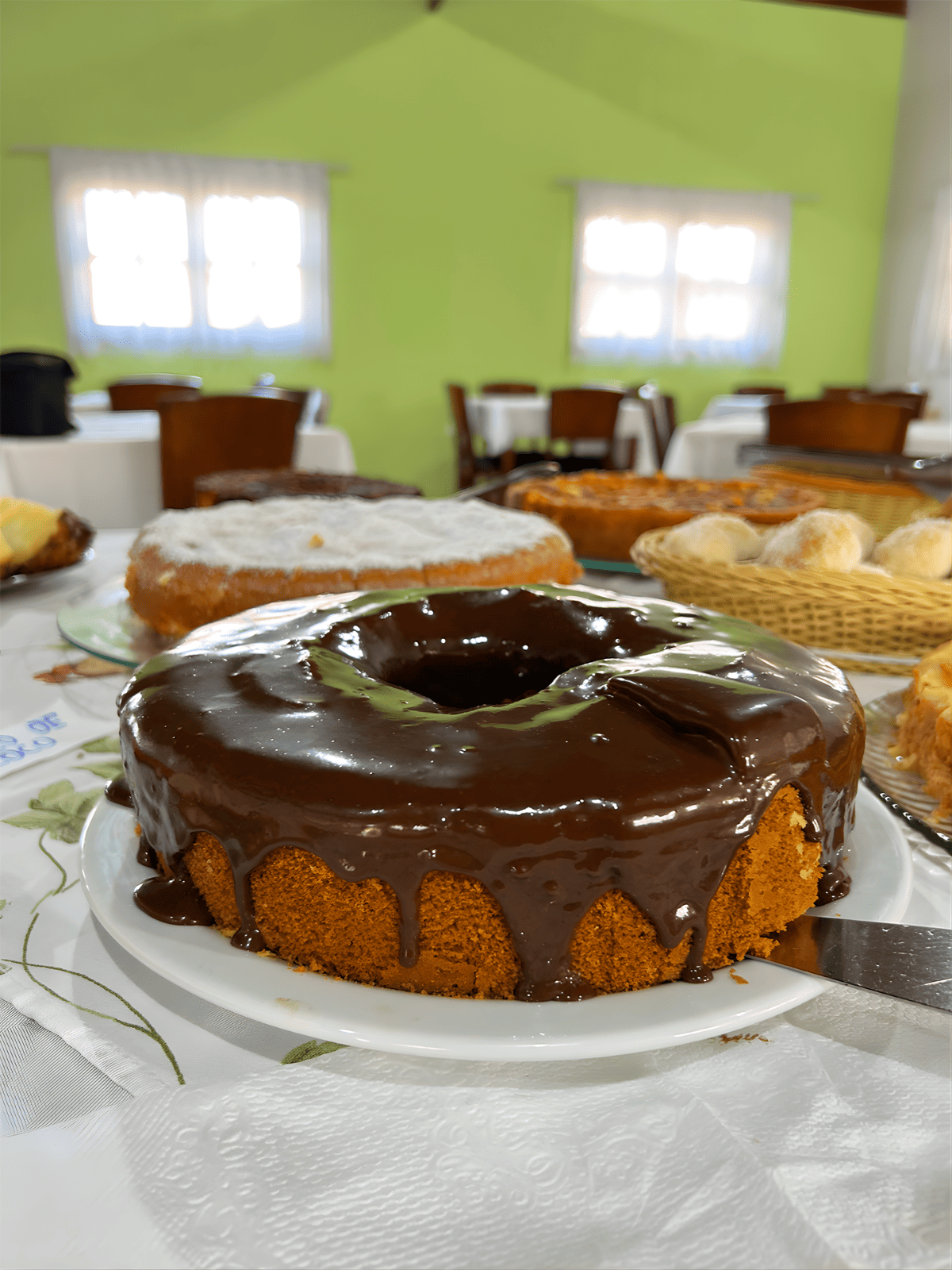 Café da manhã farto na pousada