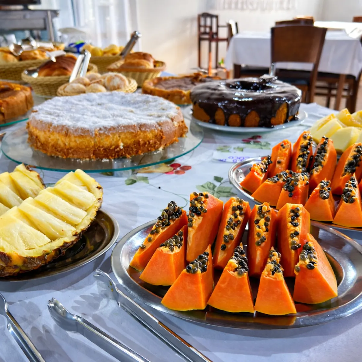 Café da manhã farto na pousada