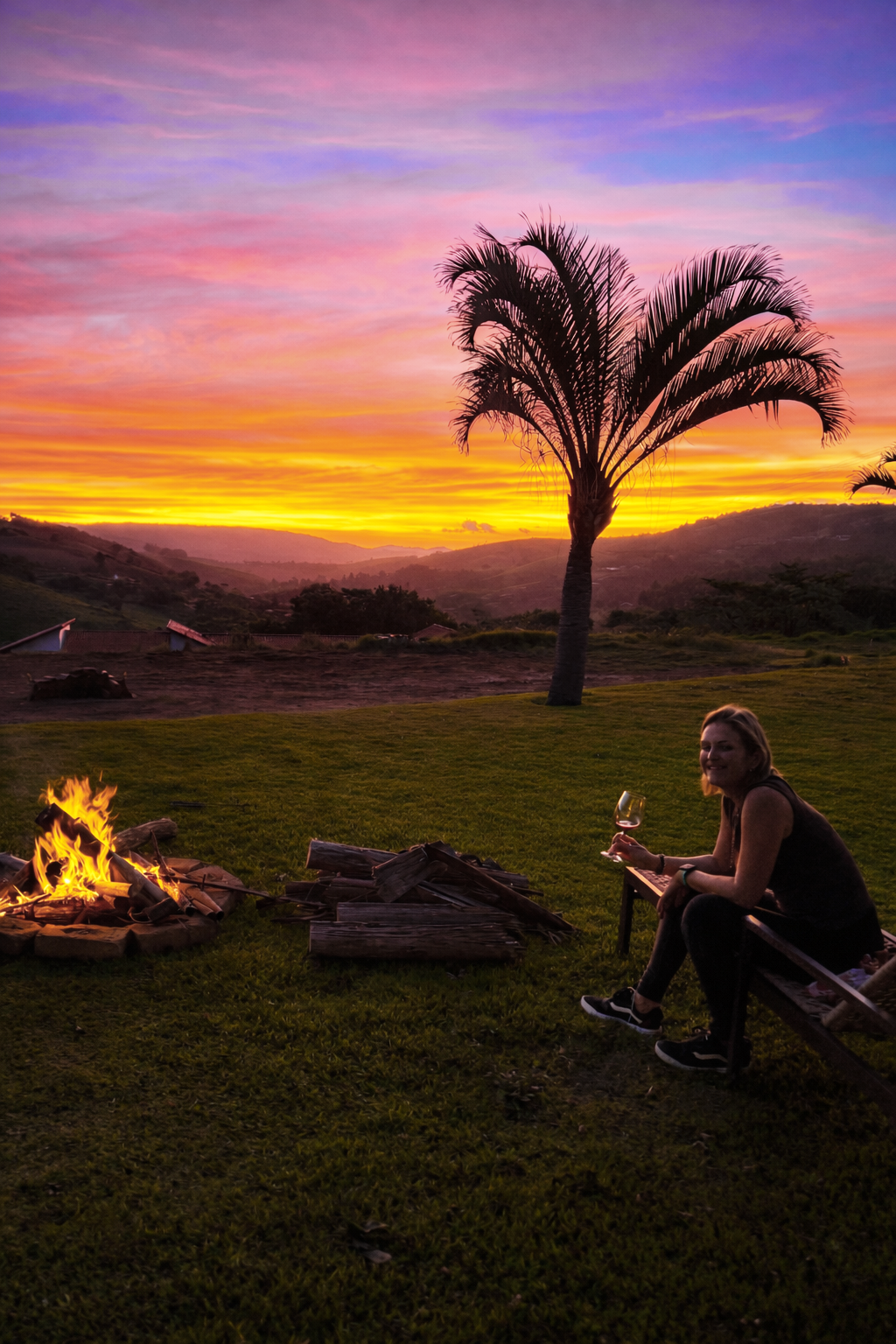 Pôr do sol incrível com fogueira entre as montanhas