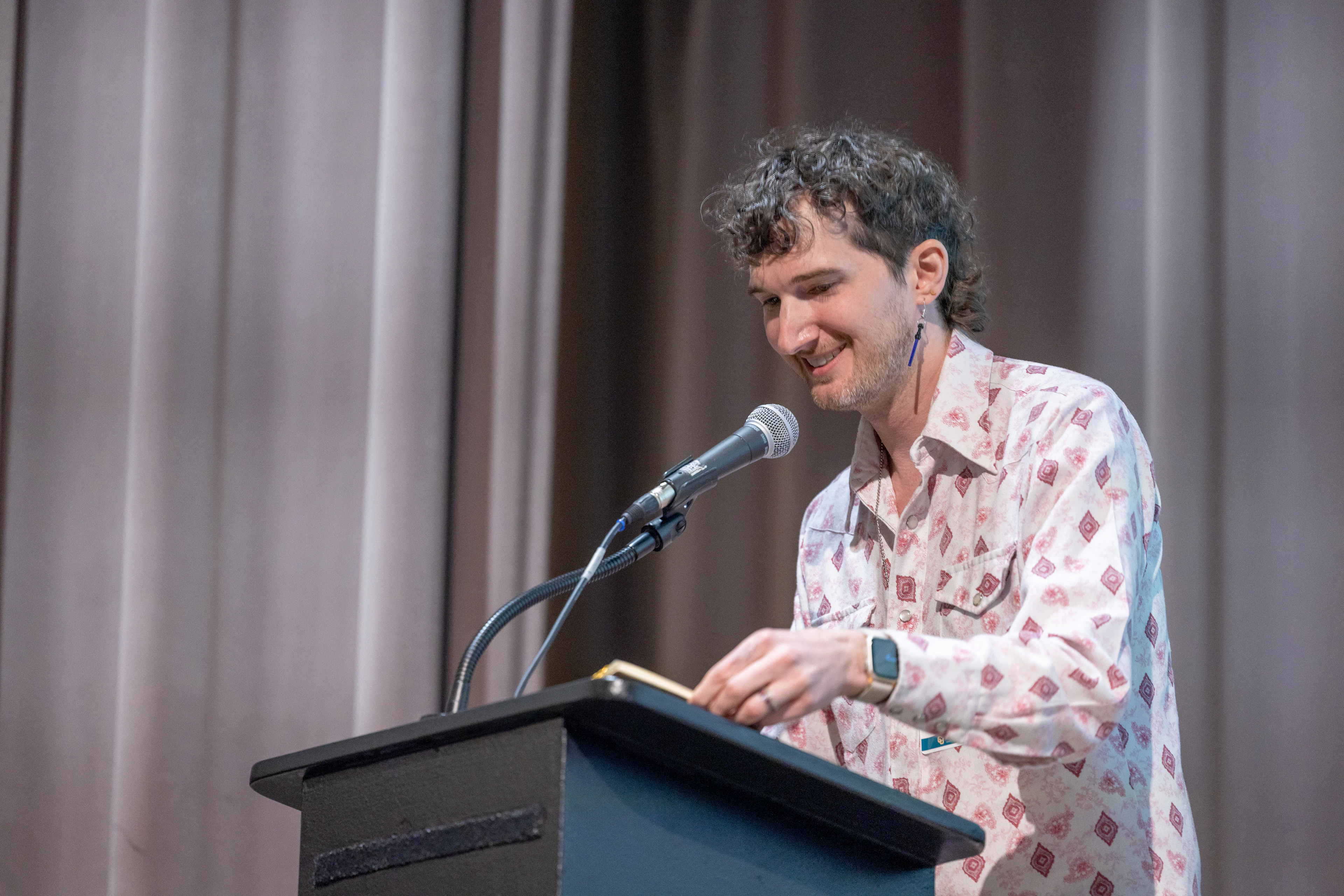 Picture of Reed Fox giving his speech at the CU Denver CAM Alumni awards