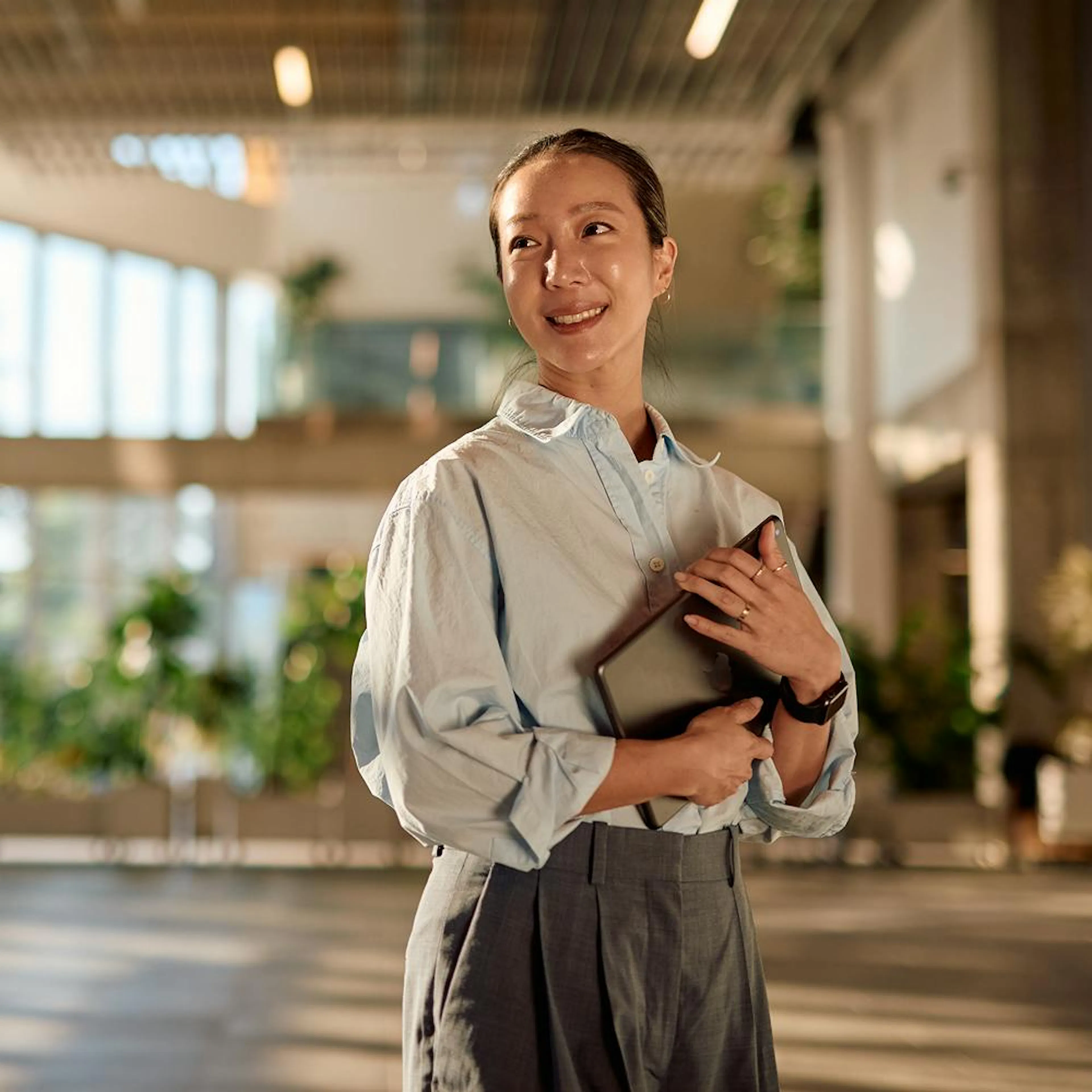 Femme tenant un ordinateur portable