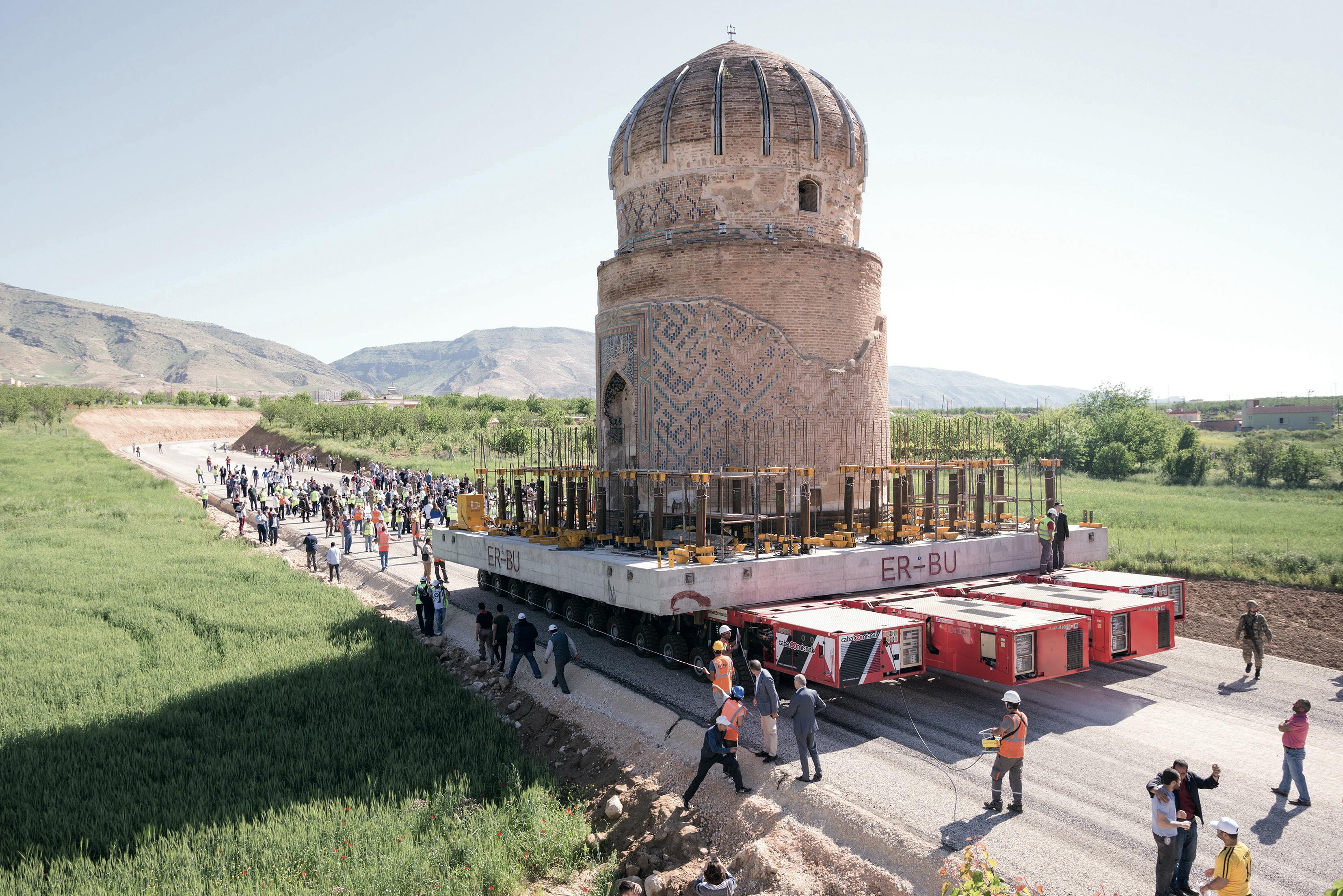 Ein 700 Jahre altes Mausoleum wird in den neuen Archäologiepark transportiert. (2017)