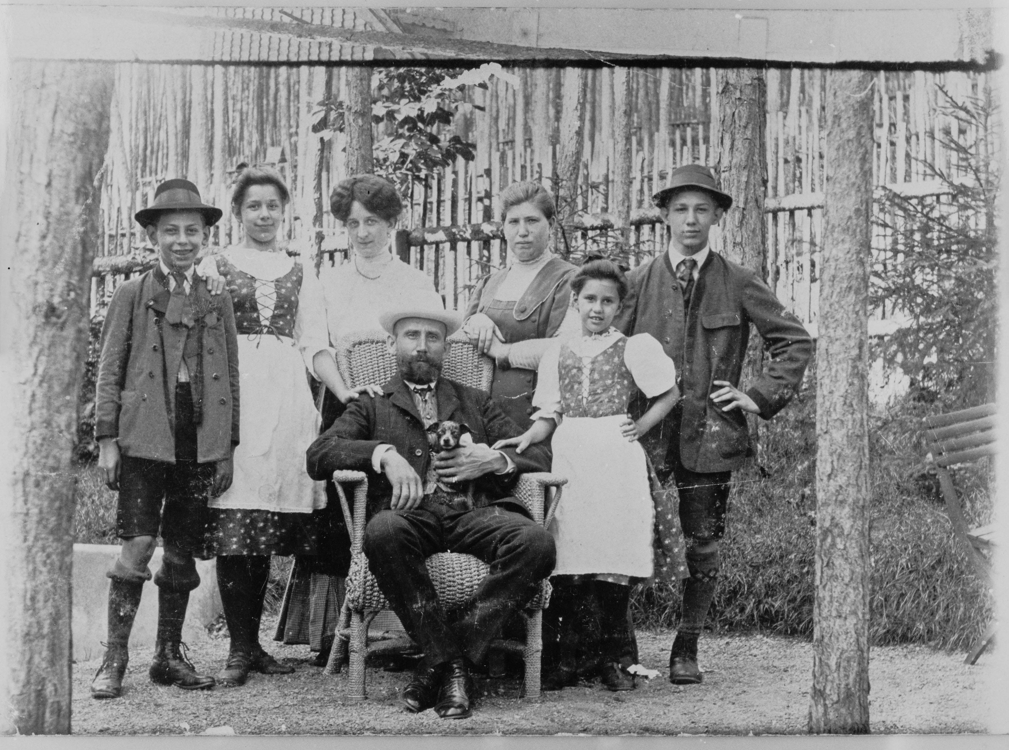 Familie Hauer, ca. 1910. Ganz links: Leopold Hauer; sitzend in der Mitte: Franz Hauer