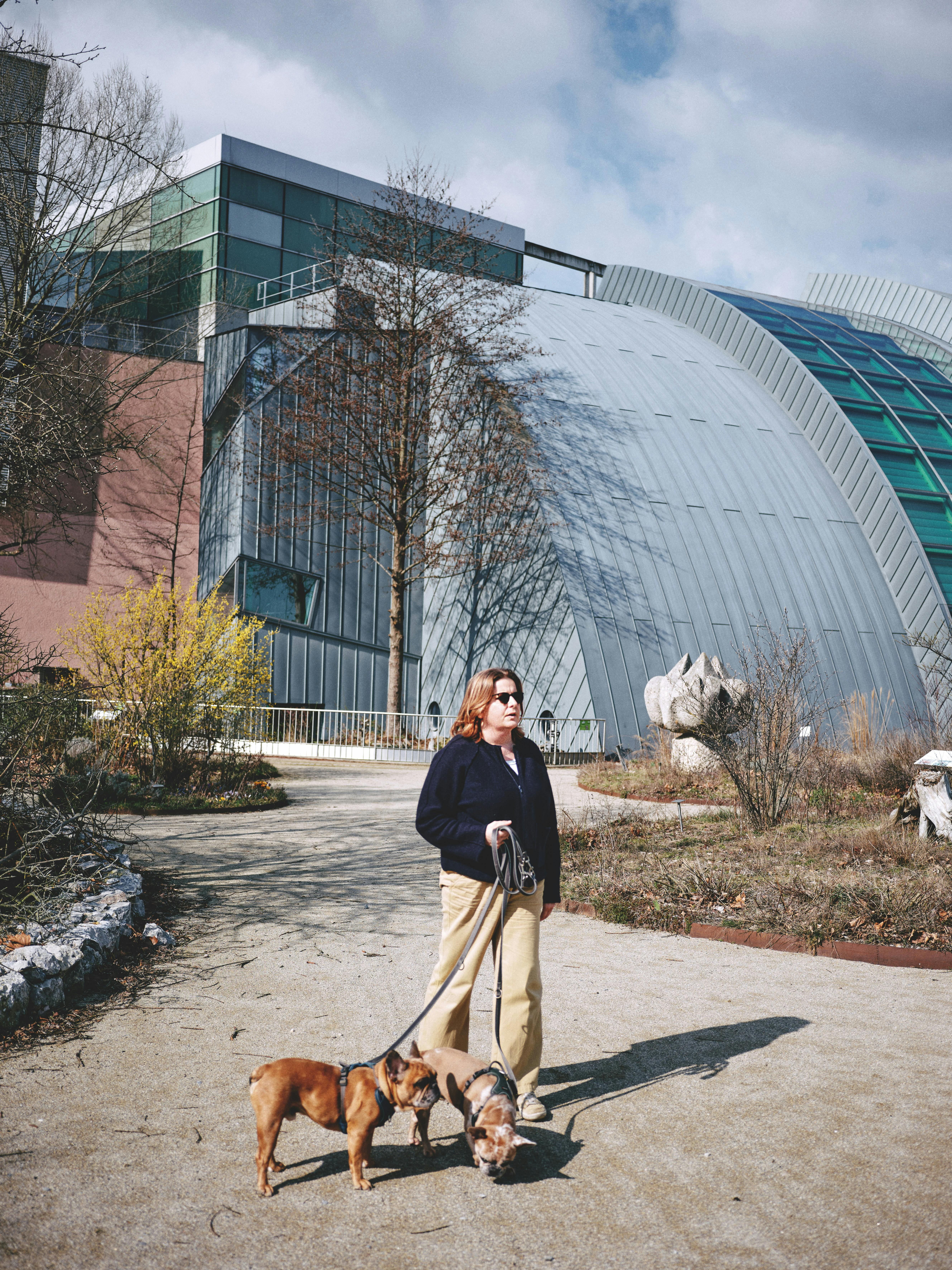 Sonnige Pause: Angestellte Aylin Pittner mit ihren Hunden. © Philipp Horak