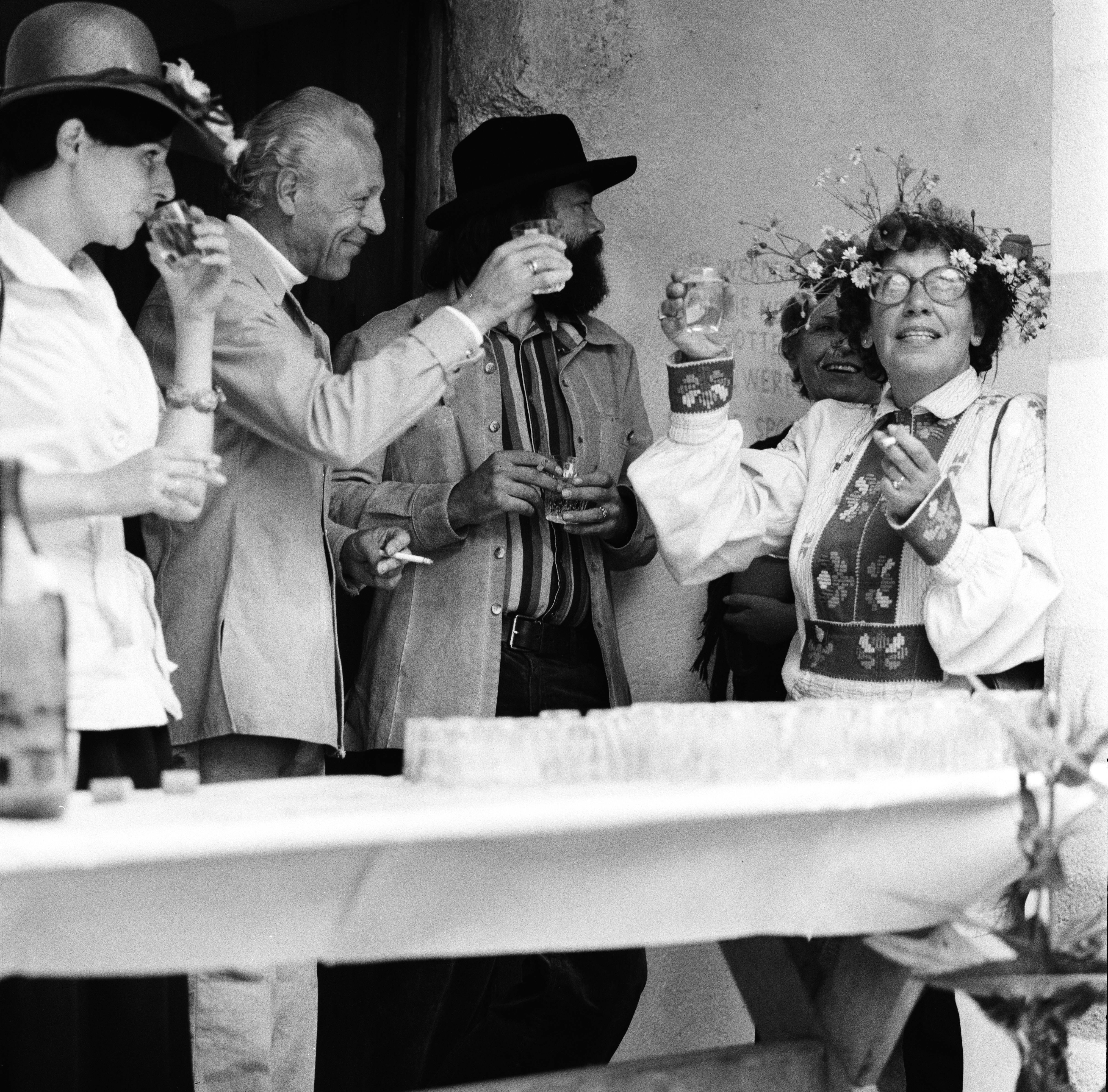 „Extrem menschliche Insel“: Christa Hauer (ganz rechts) bei einem ihrer legendären Feste auf Schloss Lengenfeld, 1975