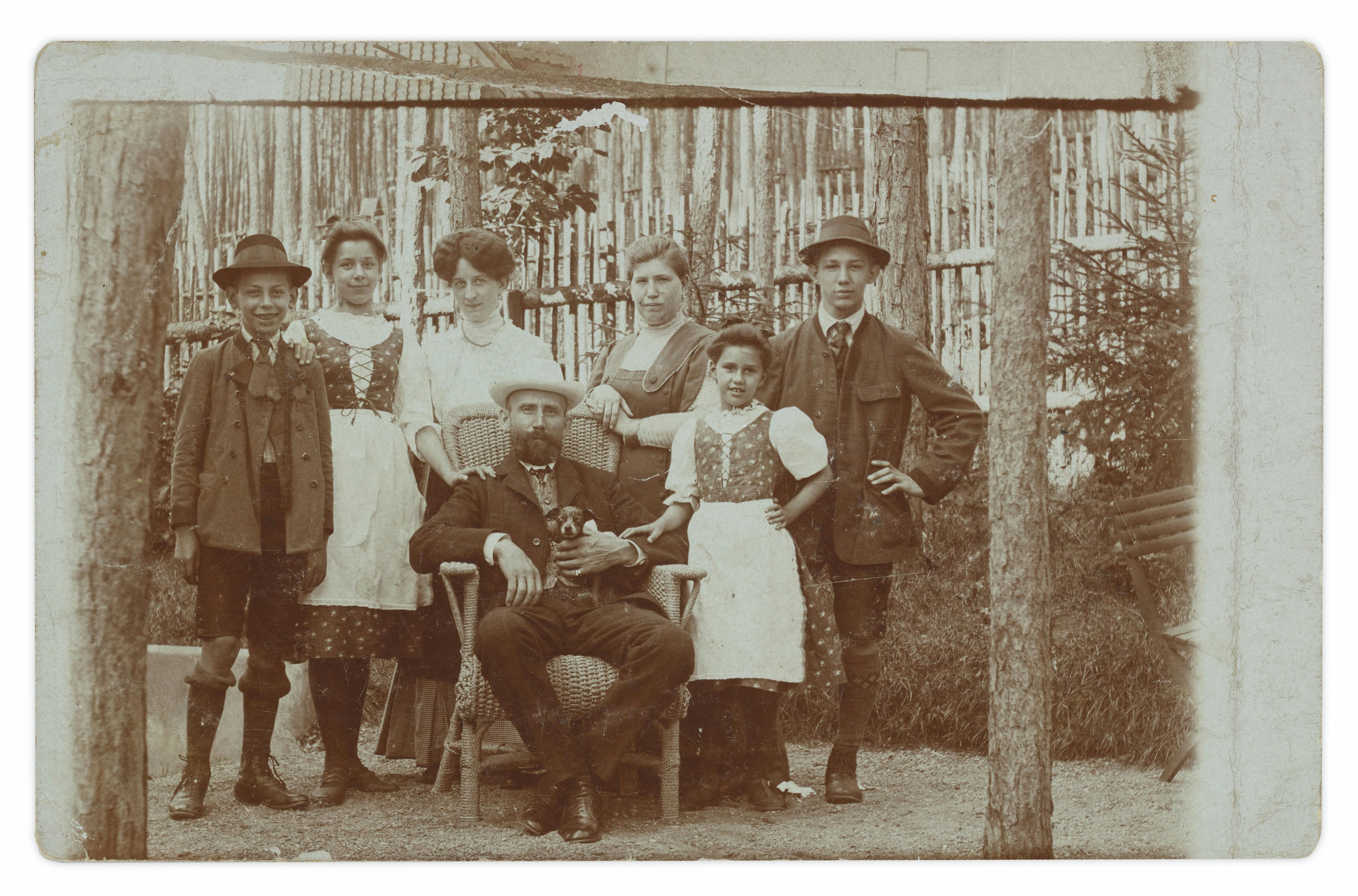 Familie Hauer, ca. 1910. Ganz links:  Leopold Hauer; sitzend in der Mitte: Franz Hauer © Privatsammlung