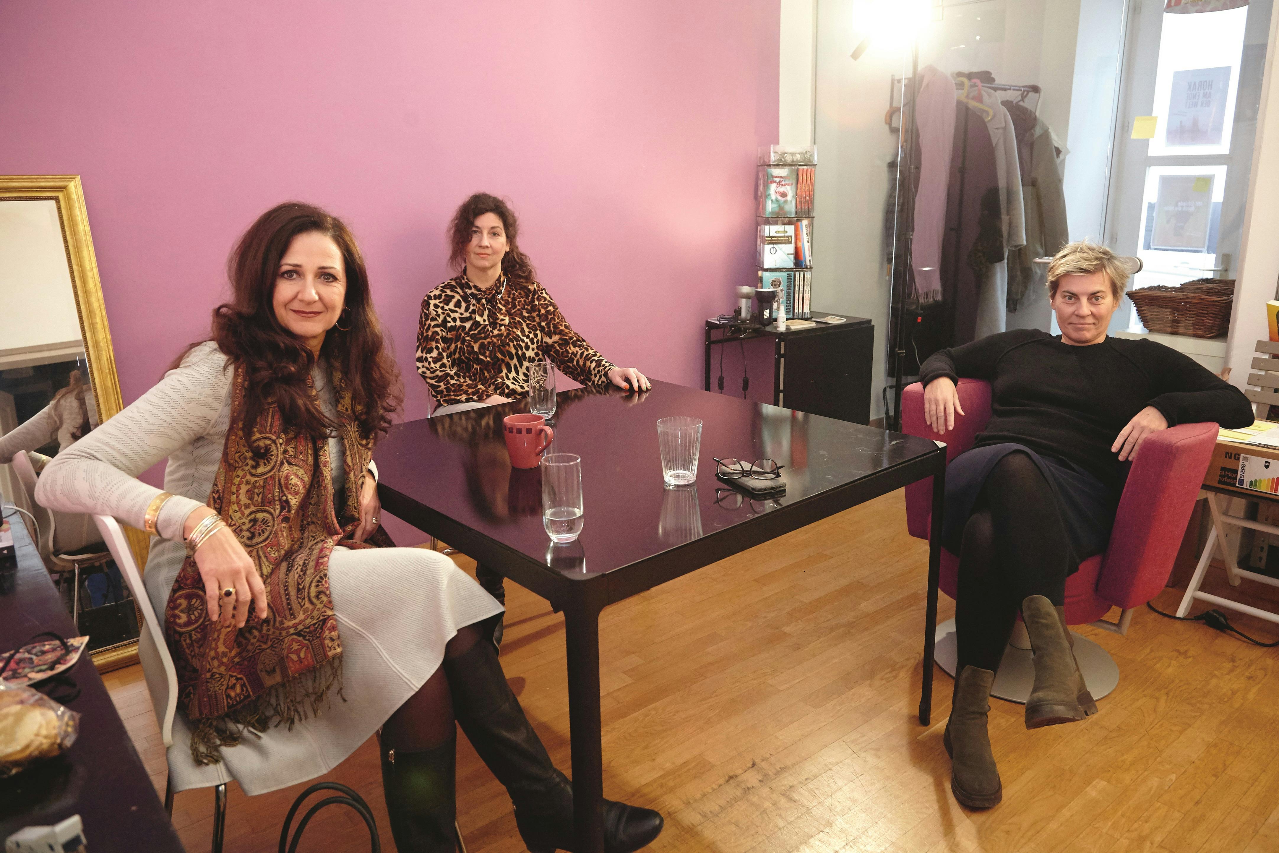 Haltung zeigen: Nadja Kayali, Katrina Daschner, Vanessa Wieser (von links nach rechts)