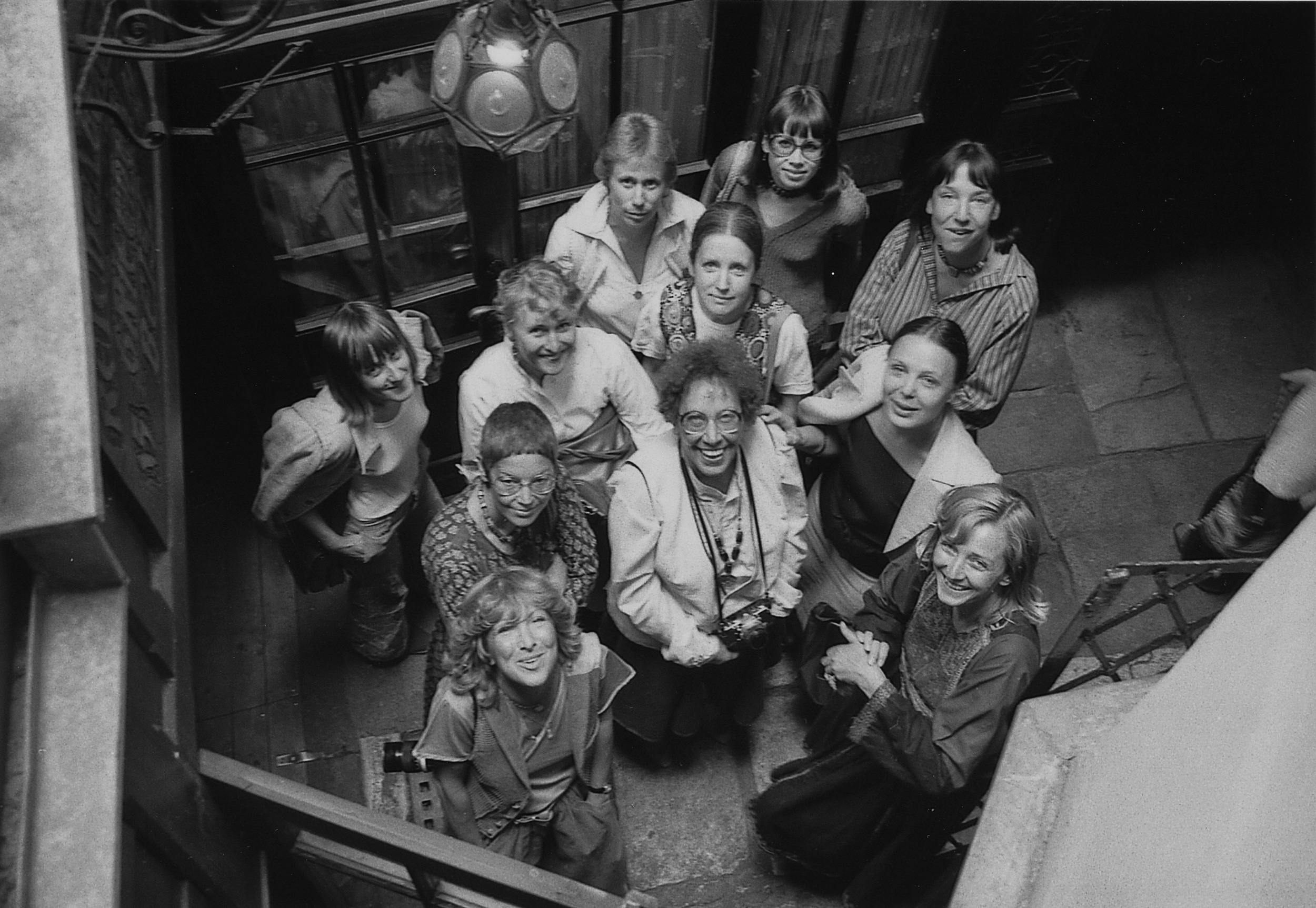 Die Künstlerinnengruppe IntAkt im Hof der Galerie Griechenbeisl, 1978. Vorne Mitte: Christa Hauer