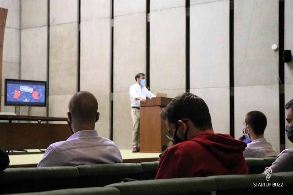 Nelson Novais speaking at Startup Buzz Event at FEP - Faculdade de Economia do Porto