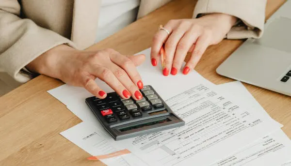Woman handling a calculator in a office desk
