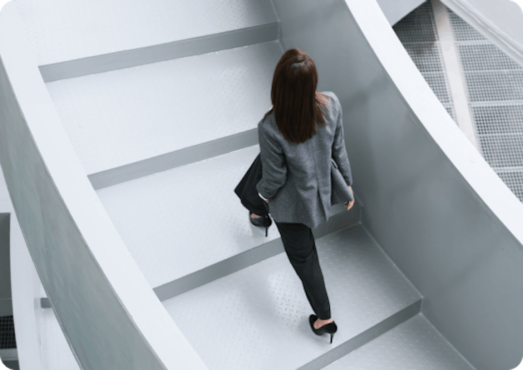 Een vrouw loopt de trap op