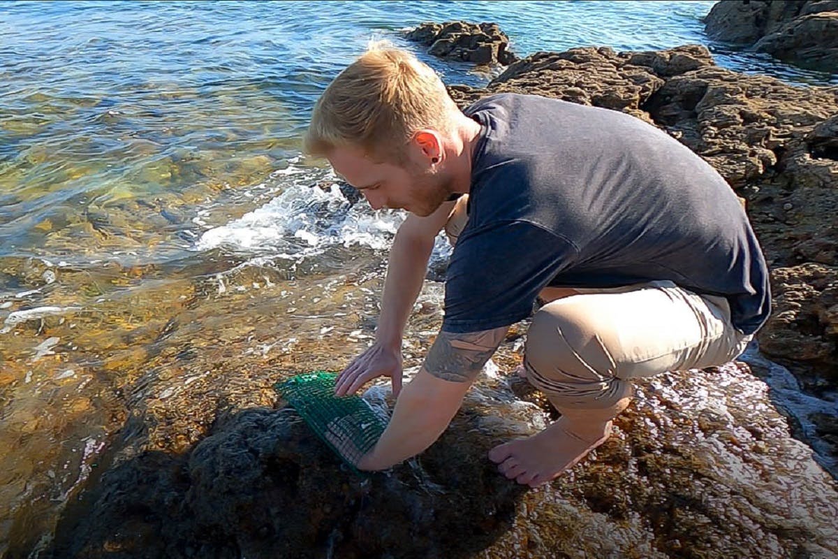 Jan Verbeek, a marine biologist from SeaForester demonstrating the spore bag technique at the project area.