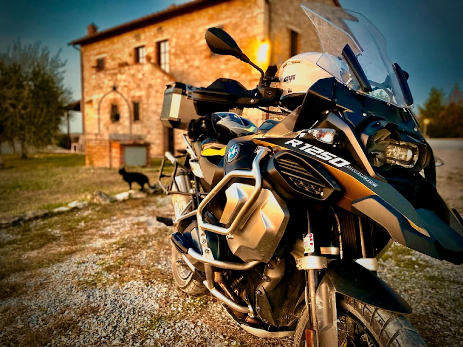 Desmo adventure tour in Toscany, Italy. Toscan villa and bmw r1250