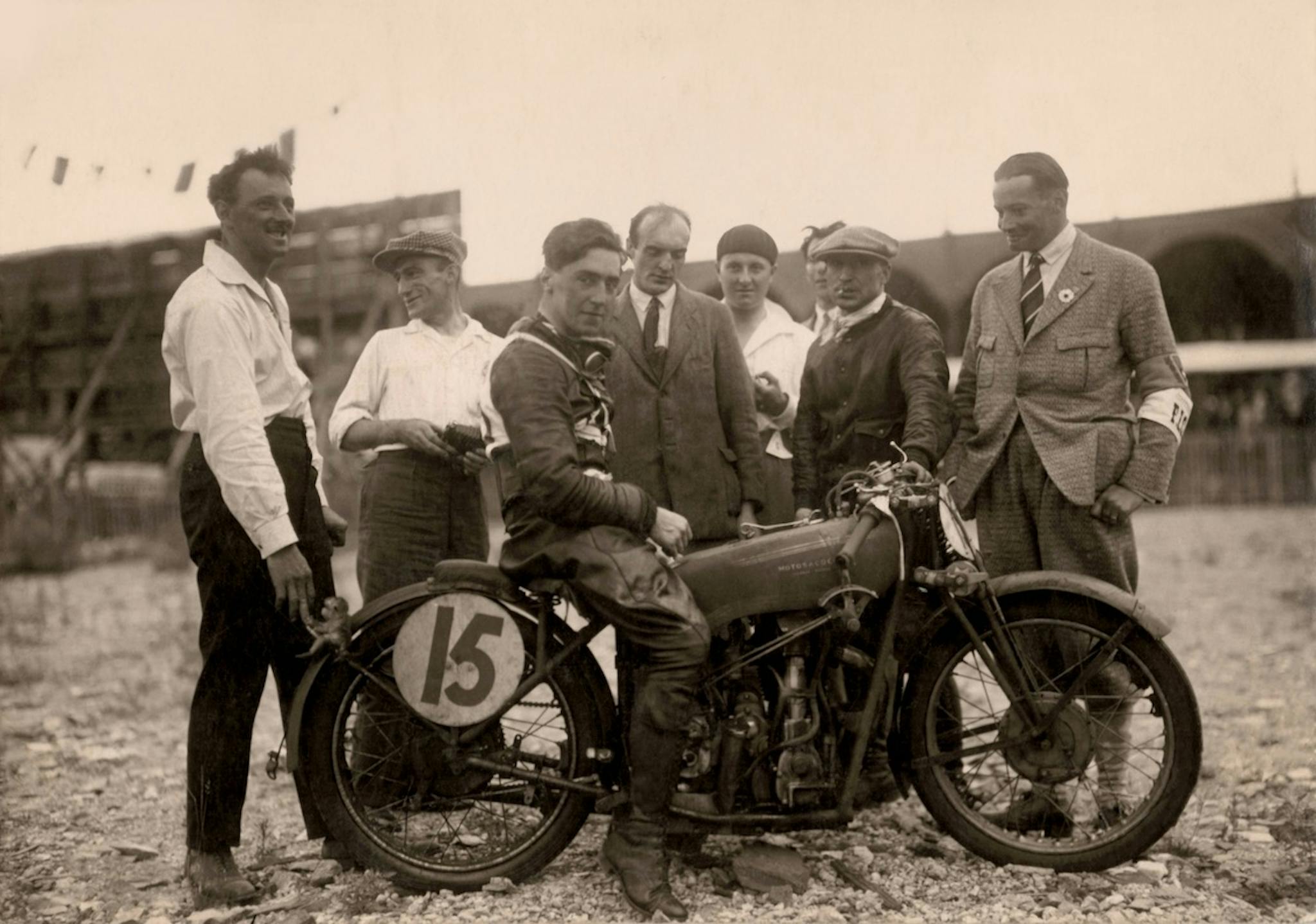 Walter L. Handley vainqueur en Motosacoche 350 cm3 et 500 cm3 du Grand Prix d'Europe de 1928 à Genève