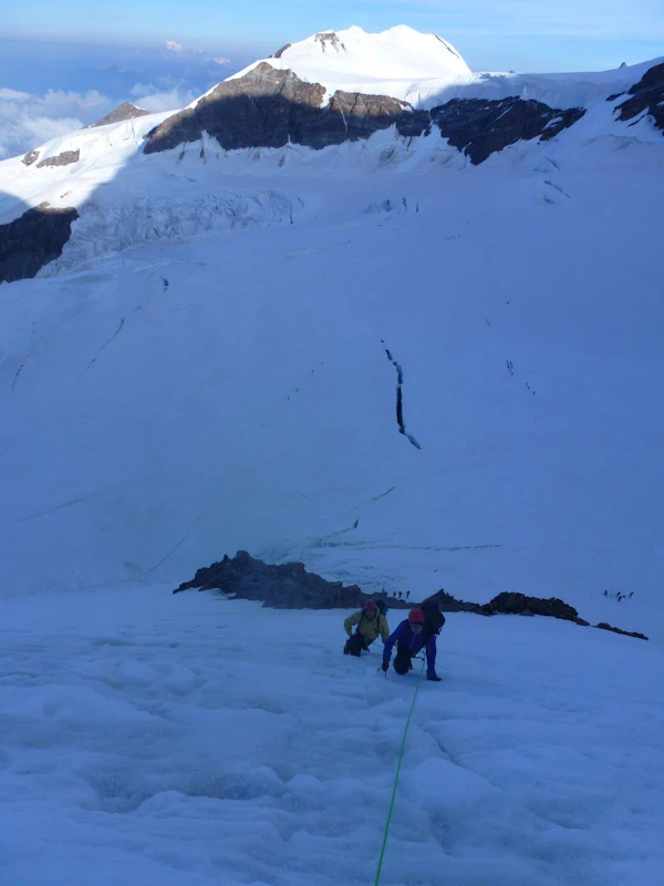 2 alpinists climbing the lyskamm nose