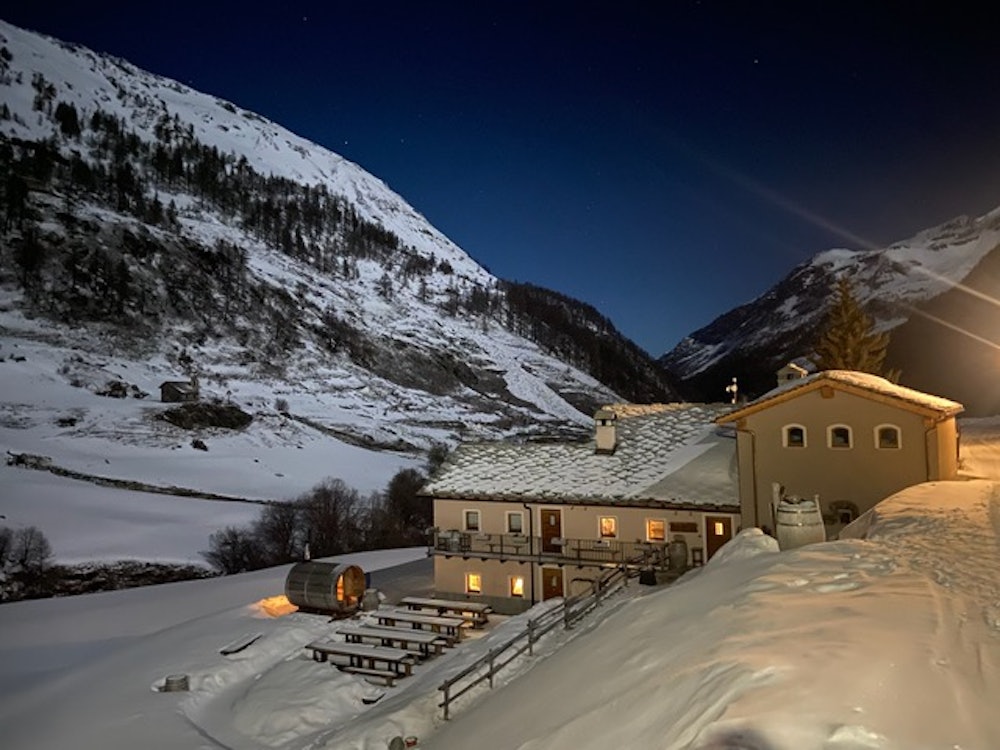 Hotellerie du Giasson at night time