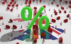 What percentage fee do estate agents charge in the UK in 2022?