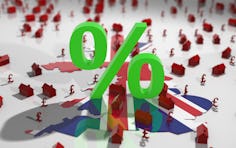 What percentage fee do estate agents charge in the UK in 2022?