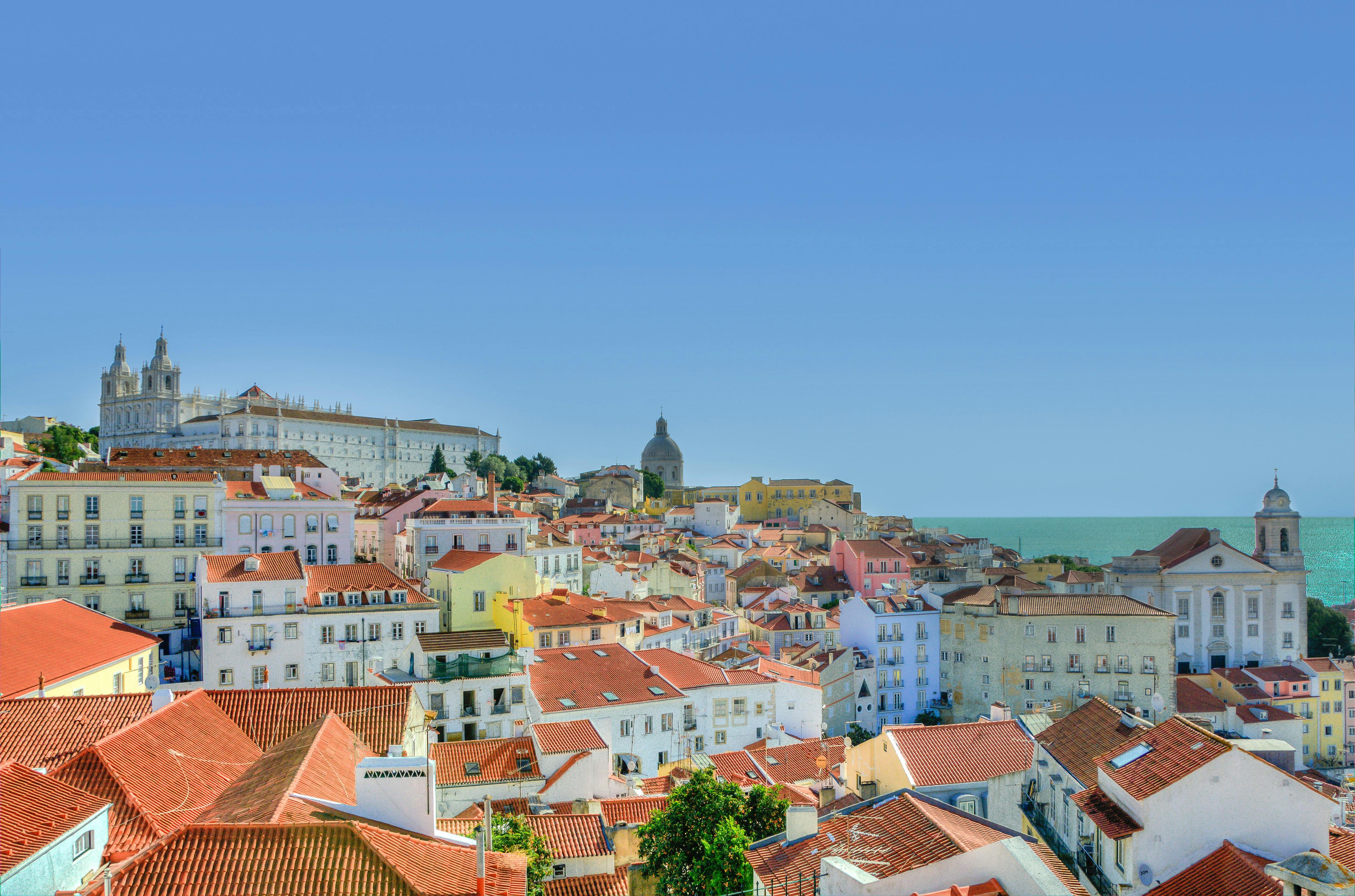Vista ensolarada de casas em Lisboa