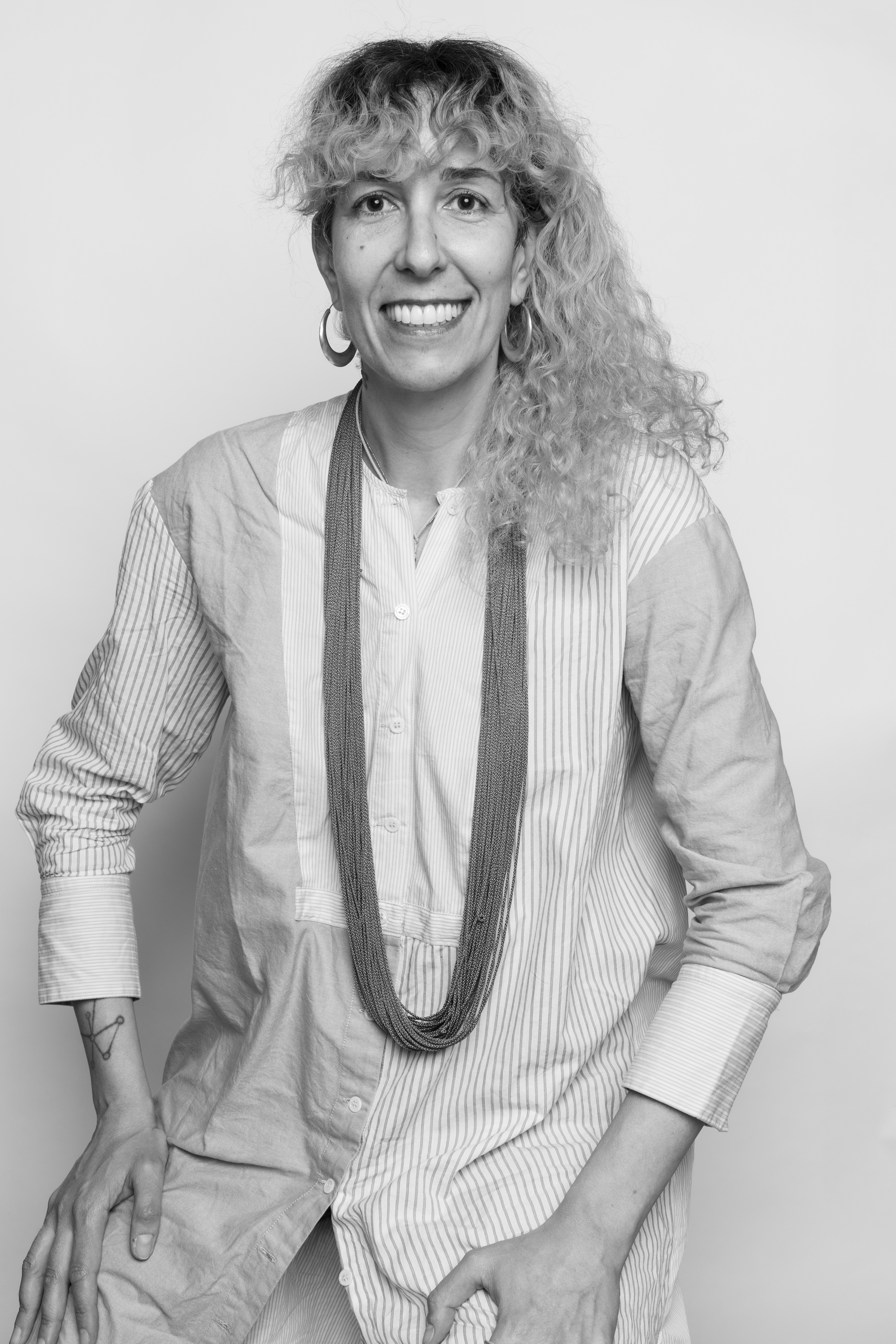 black and white picture of Spanish lawyer Silvia Diez, a smiling woman with long curly hair