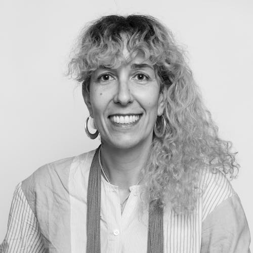 black and white picture of Spanish lawyer Silvia Diez, a smiling woman with long curly hair