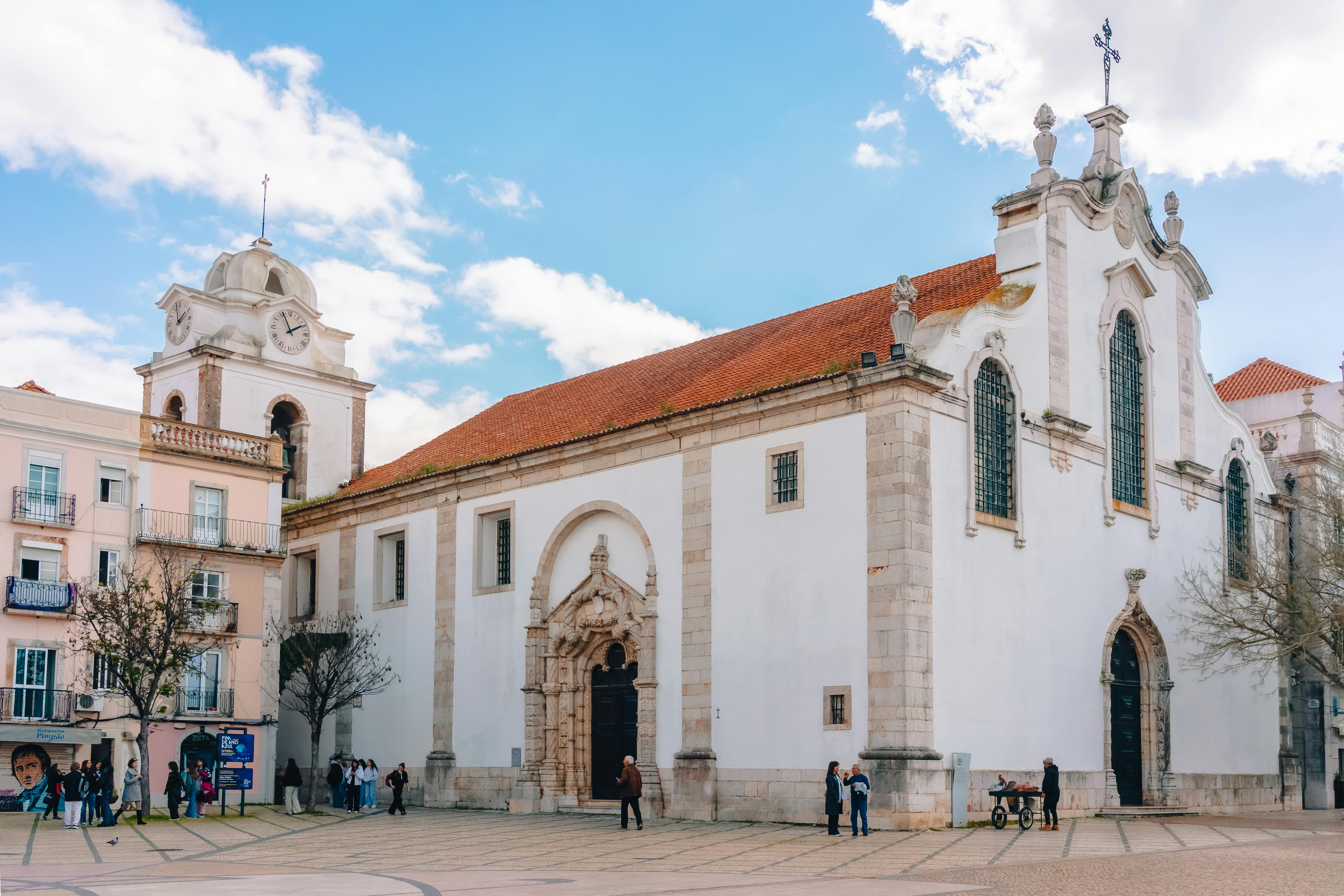 A view of a historical building in Setubal