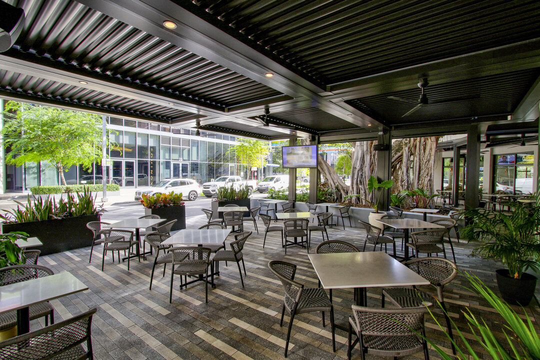 Moxies restaurant and bar lunch, dinner, happy hour Miami Brickell