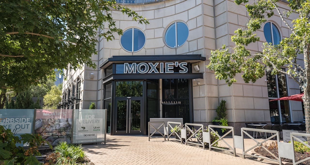 Moxies Restaurant & Bar | lunch, dinner, happy hour | Dallas Crescent